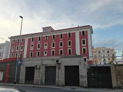 Seppur del 900 appare ancora legato a uno stile ottocentesco, non presentando particolari elementi decorativi di rilievo. Soltanto a ridosso del terrazzo si evidenziano alcuni decori plastici sul cornicione modanato con mensole scanalate